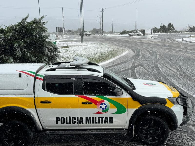 Ir para  <p>Na madrugada desta quinta-feira, 29 de maio de 2025, foi registrada a primeira neve do ano em Santa Catarina. O fen&ocirc;meno, embora isolado, ocorreu nas cidades de S&atilde;o Joaquim, Urupema, Bom Jardim da Serra e Urubici, na...