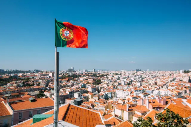 Ir para  <p>As autoridades de Portugal devem come&ccedil;ar, nos pr&oacute;ximos dias, a notificar 5.386 brasileiros que tiveram seus pedidos de resid&ecirc;ncia negados, obrigando-os a deixar o pa&iacute;s. A medida faz parte de uma...