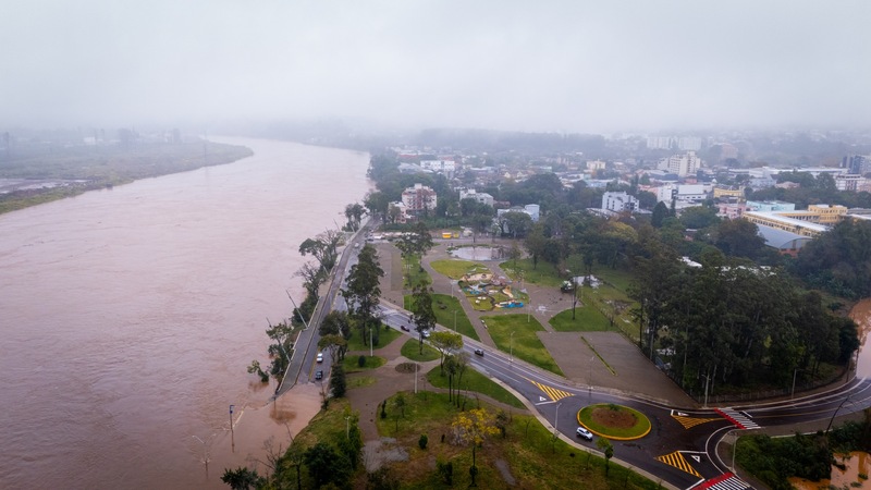 Ir para  <p>Subiu para 127 o n&uacute;mero de munic&iacute;pios afetados pelas fortes chuvas no Rio Grande do Sul, segundo balan&ccedil;o divulgado pela Defesa Civil estadual neste domingo (22). O levantamento aponta ainda 5.958 pessoas...