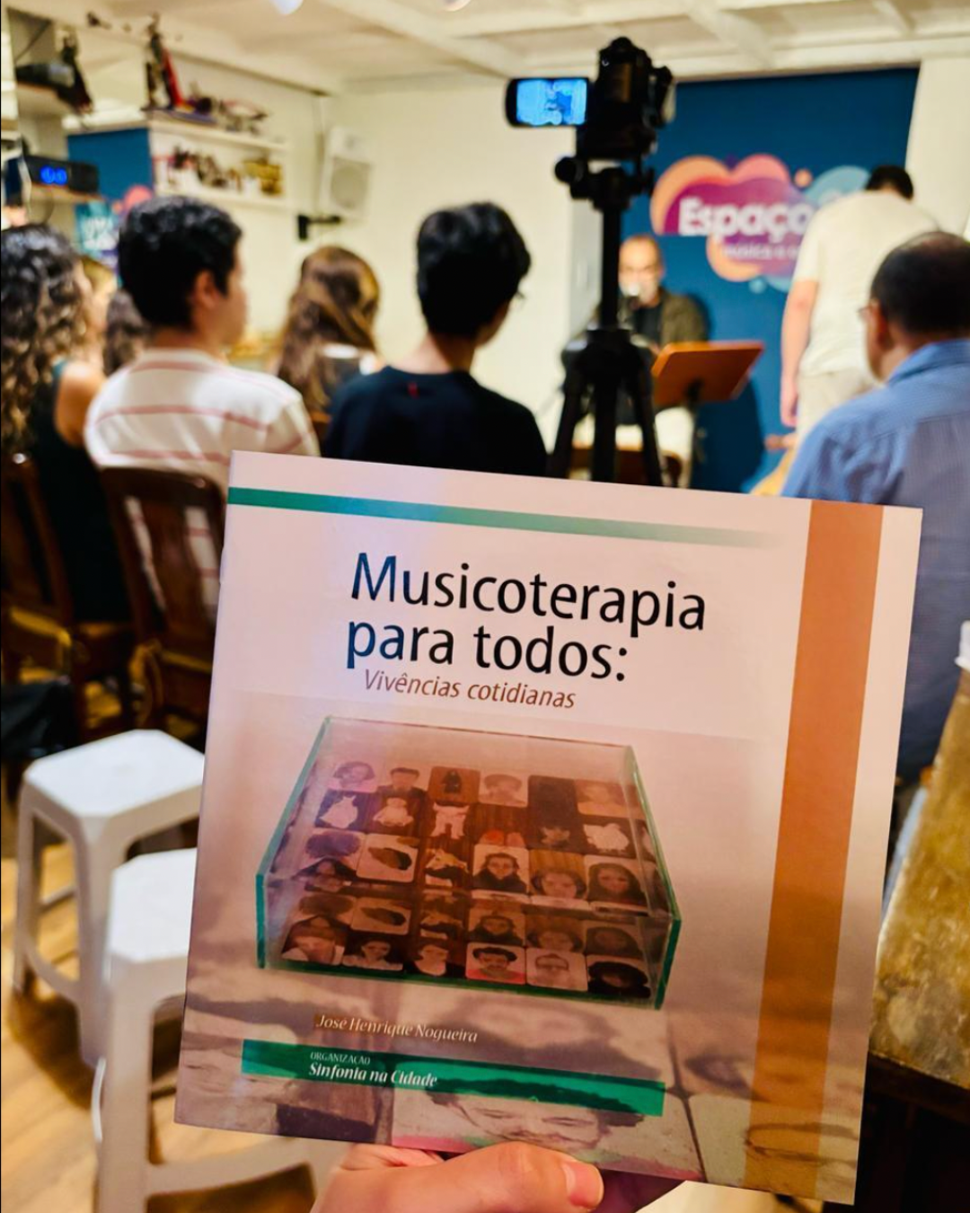 Ir para  <p>A Universidade Federal da Fronteira Sul (UFFS), por meio do Coletivo Sinfonia na Cidade, participa do lan&ccedil;amento do livro Musicoterapia para Todos &ndash; Viv&ecirc;ncias Cotidianas, no pr&oacute;ximo dia 19 de...