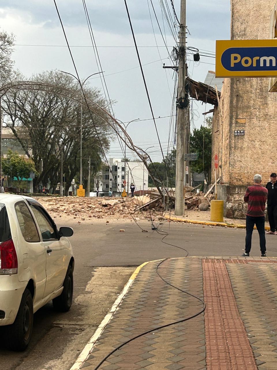 Ir para  <p>O desabamento de parte do pr&eacute;dio do antigo Moinho Ipiranga &ndash; localizado no centro da cidade de Gaurama &ndash; na manh&atilde; deste s&aacute;bado, acabou gerando transtornos ap&oacute;s parte da...
