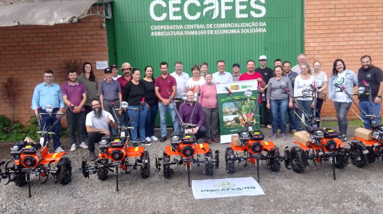 Ir para  <p><big>Nesta ter&ccedil;a-feira (16), a Cooperfam&iacute;lia e o SUTRAF-AU realizaram a entrega de quatro motocultivadores, beneficiando agricultores de quatro munic&iacute;pios do Alto Uruguai. A solenidade ocorreu...