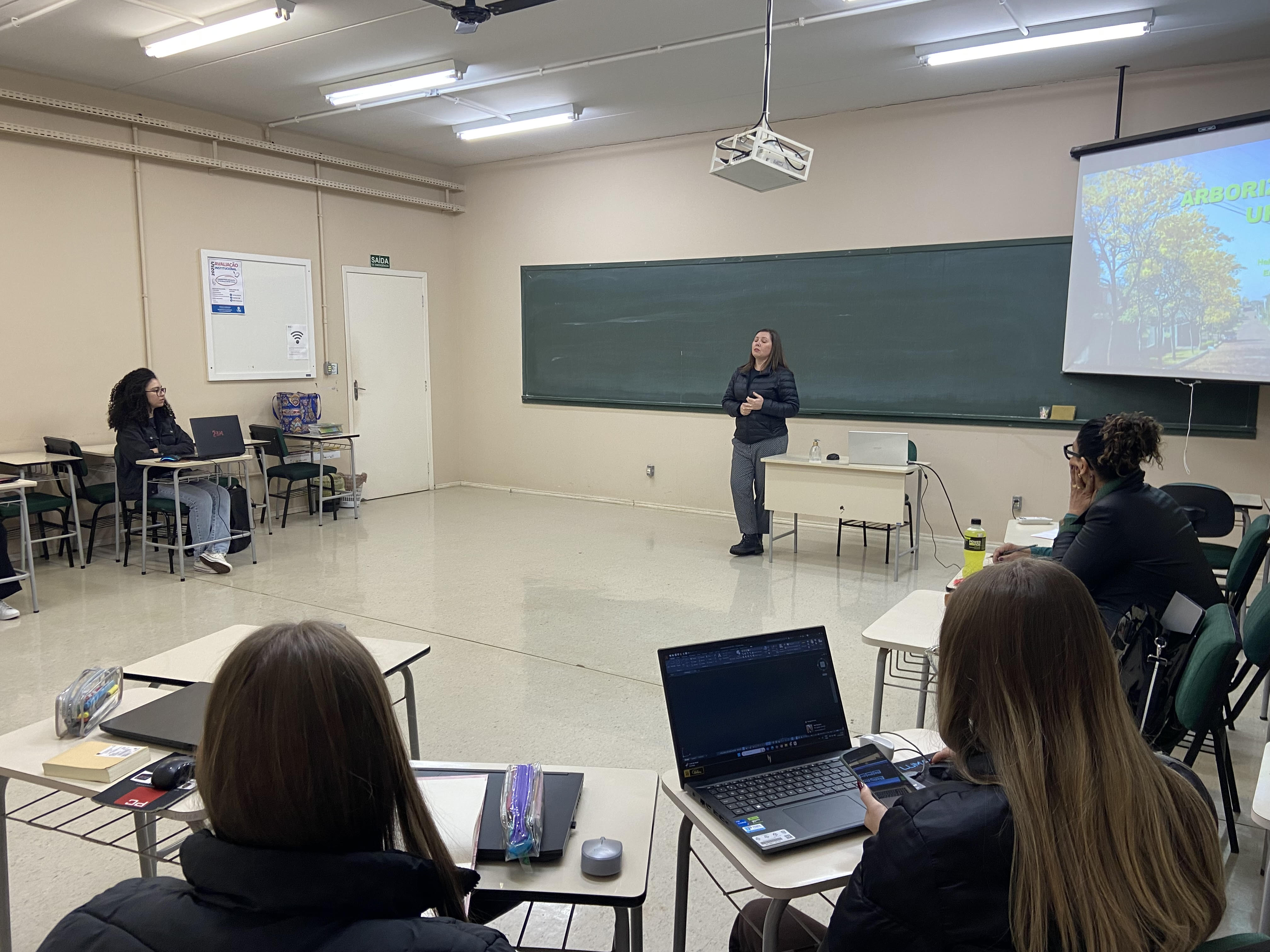 Ir para  <p>Acad&ecirc;micos da disciplina de Estudos Ambientais, do Curso de Arquitetura e Urbanismo da URI Erechim, participaram, na segunda-feira, 15, de uma forma&ccedil;&atilde;o sobre arboriza&ccedil;&atilde;o urbana,...