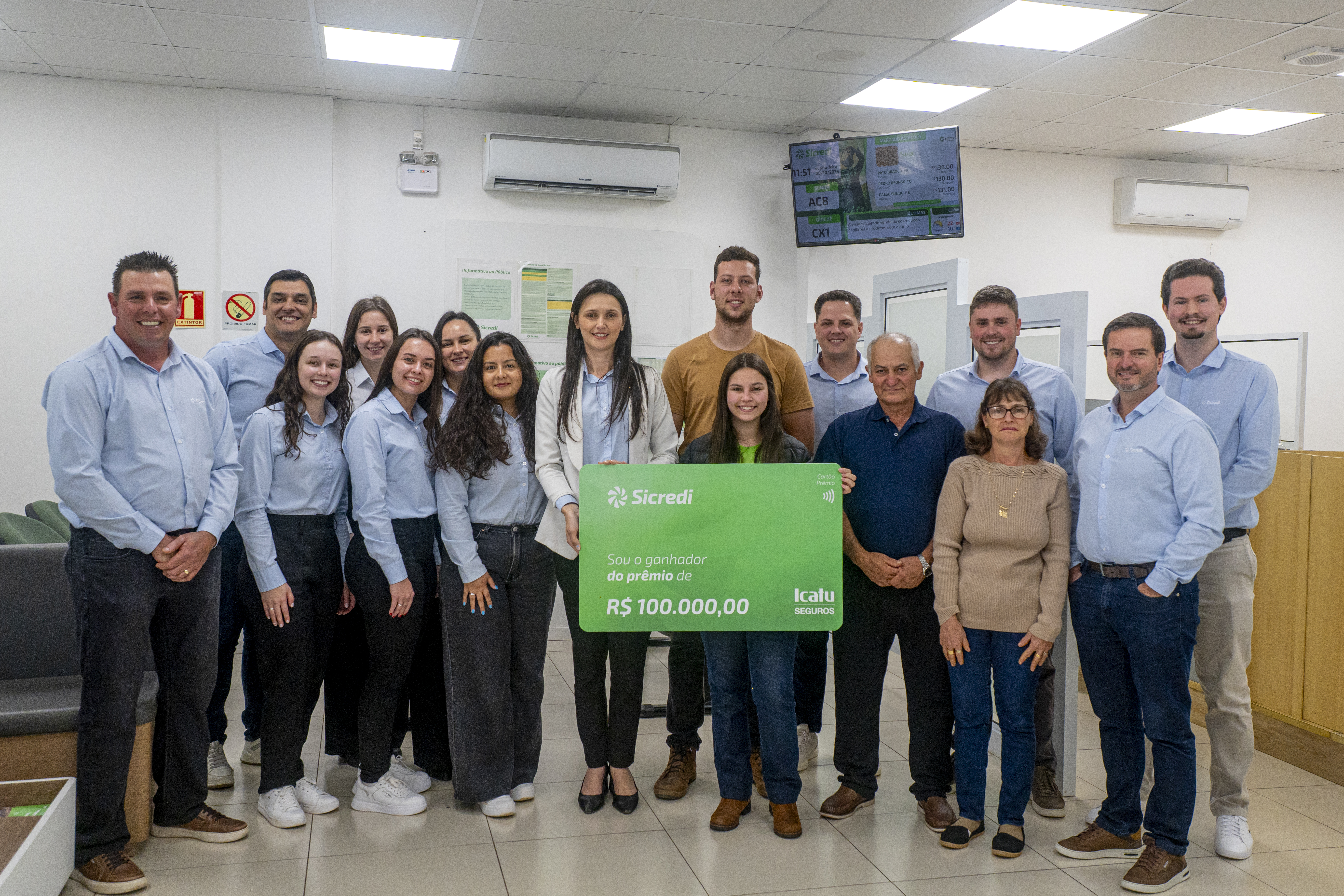 Ir para  <p><big>Uma associada da Sicredi UniEstados em Viadutos foi contemplada com o pr&ecirc;mio de seguro de vida Icatu no valor de R$ 100 mil. Vanessa Fatima Pisoni recebeu a not&iacute;cia ao lado dos pais e do marido, na...