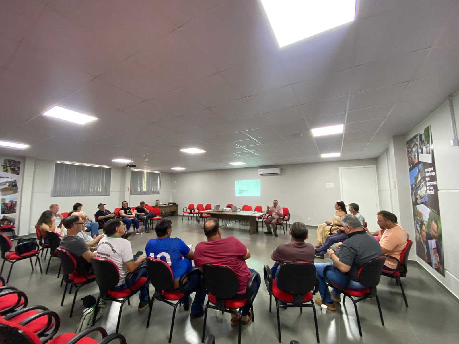 Ir para  <p>O Sindicato Unificado dos Trabalhadores na Agricultura Familiar do Alto Uruguai (SUTRAF-AU) promoveu, na tarde desta quarta-feira (03), um encontro com cooperativas, entidades ligadas &agrave; agricultura familiar, al&eacute;m de...