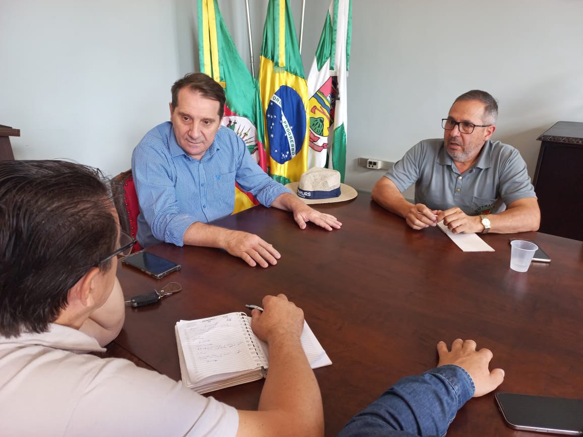 Ir para  <p><big>Representantes de diversas entidades da agricultura familiar estiveram reunidos, nesta quinta-feira (04), com o prefeito de Erechim, Paulo Polis, para discutir encaminhamentos relacionados aos preju&iacute;zos causados...