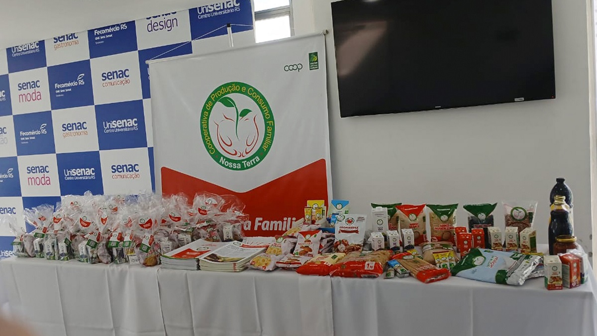 Ir para  <p><big>Representantes da&nbsp;<strong>Cooperativa Nossa Terra</strong>&nbsp;marcaram presen&ccedil;a, na &uacute;ltima ter&ccedil;a-feira (03/12), na grande final do concurso de...