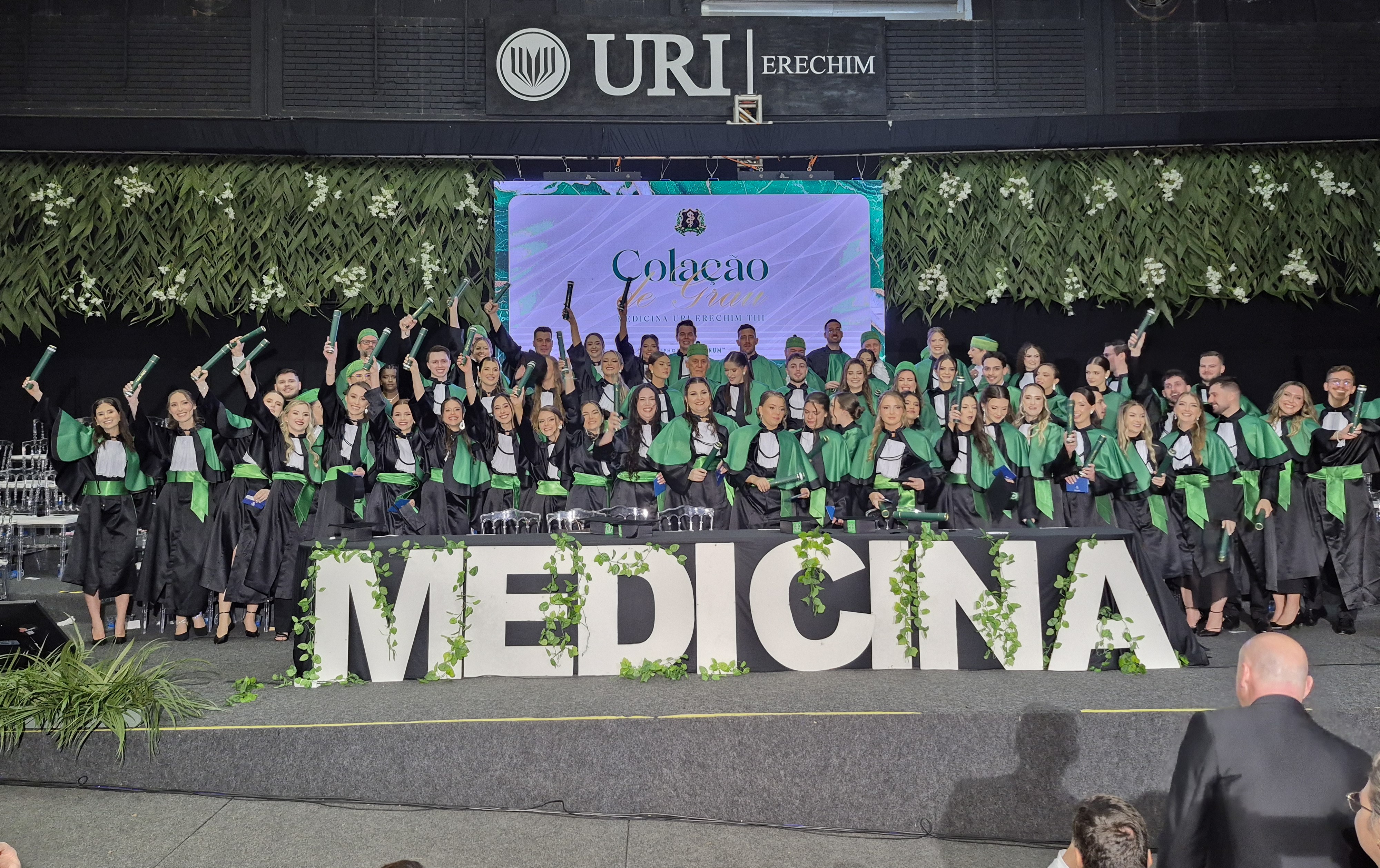 Ir para  <p><big>A URI Erechim realizou na sexta-feira, 12, &agrave;s 18h, no Sal&atilde;o de Eventos, a cola&ccedil;&atilde;o de grau de 53 acad&ecirc;micos da terceira turma do Curso de Medicina. A solenidade, presidida...