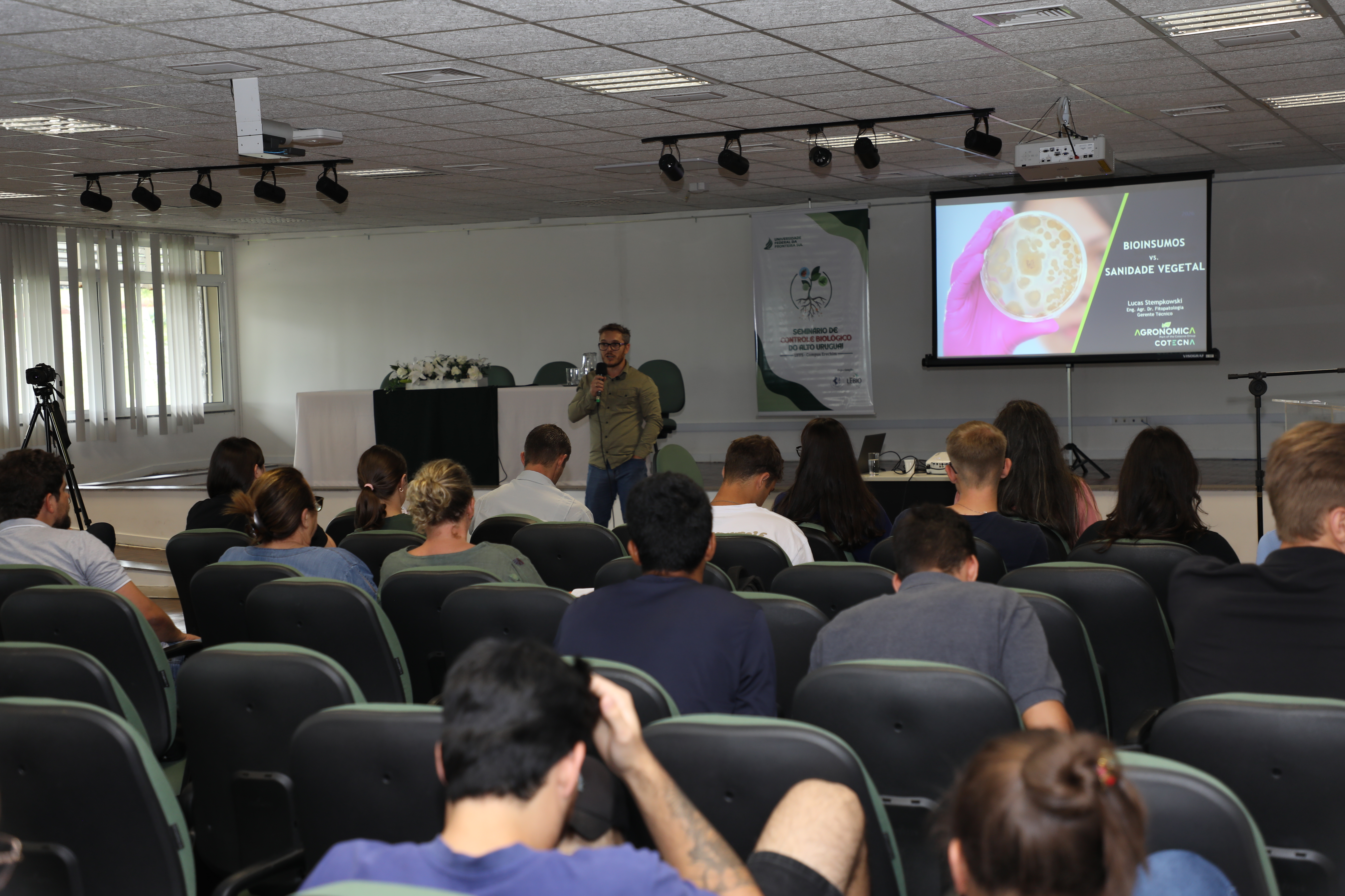 Ir para  <p>A Universidade Federal da Fronteira Sul (UFFS) &ndash; Campus Erechim realizou, no dia 25 de mar&ccedil;o, o I Semin&aacute;rio de Controle Biol&oacute;gico do Alto Uruguai Ga&uacute;cho. A atividade ocorreu no...