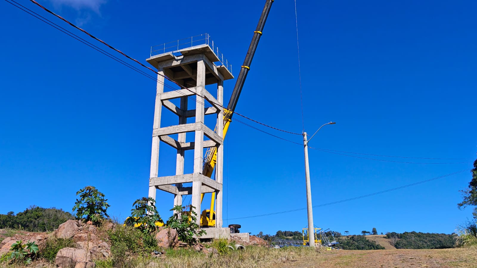 Caixa d’água é instalada e loteamento D’Amici está pronto para o início das construções em Viadutos