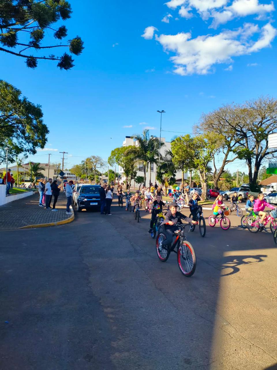 X Passeio Ciclístico do Grupo de Jovens JUEVI reúne mais de 100 crianças em Viadutos