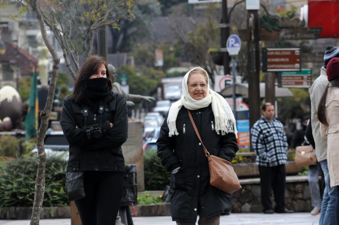 Ir para  <p>A massa de ar polar que atingiu o Rio Grande do Sul no final da &uacute;ltima semana perdeu for&ccedil;a, mas as temperaturas seguem baixas no Estado. Na manh&atilde; desta ter&ccedil;a-feira, o RS voltou a ter marcas...