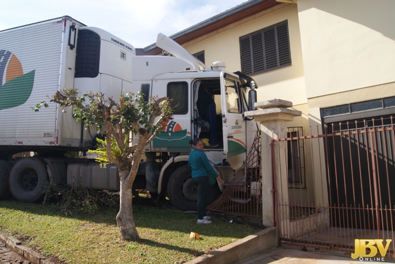 Ir para  <p><big>Acidente levou medo a moradores do bairro Parque Reden&ccedil;&atilde;o, na tardedeste s&aacute;bado, 18 de junho, em Erechim. Por volta das 13h, uma carreta estacionada na Rua Armindo Agnolin, acabou descendo a...