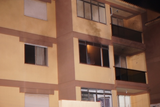 Ir para  <p><big>Moradores do apartamento 201 do pr&eacute;dio 1101 da rua It&aacute;lia, foram salvos gra&ccedil;as a a&ccedil;&atilde;o de vizinhos, que avistaram fuma&ccedil;a e acionaram os bombeiros e a...
