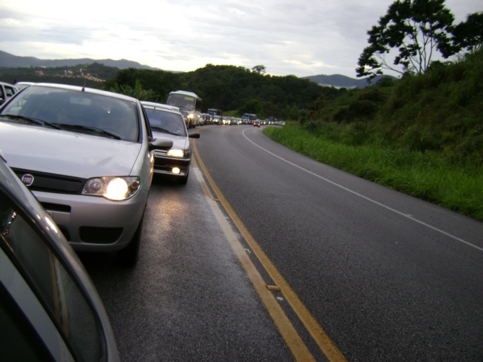 Ir para  <p>O uso do farol baixo aceso durante o dia ser&aacute; obrigat&oacute;rio em rodovias a partir da pr&oacute;xima sexta-feira. Quem for flagrado com as luzes apagadas ser&aacute; multado em R$ 85,13 e ter&aacute; quatro...