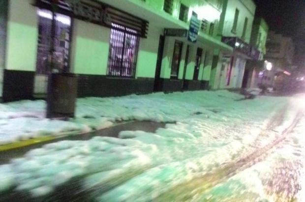 Ir para  <p>A chuva de granizo que atingiu algumas regi&otilde;es do Rio Grande do Sul causou estragos na noite desta quarta-feira (13). No munic&iacute;pio de N&atilde;o-Me-Toque, no Alto Jacu&iacute;, o temporal com...