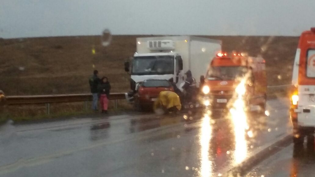Ir para  <p>Um autom&oacute;vel Fiat Palio transitava no sentido Lagoa Vermelha a Passo Fundo quando invadiu a pista contr&aacute;ria e colidiu de frente com um pequeno caminh&atilde;o que transitava em sentido oposto. No momento do...