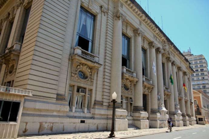 Ir para  <p><big>A Secretaria Estadual da Fazenda ratificou, nesta ter&ccedil;a-feira, que o sal&aacute;rio do funcionalismo p&uacute;blico vai ser novamente parcelado em julho, com pagamento na sexta-feira, de uma faixa inicial...