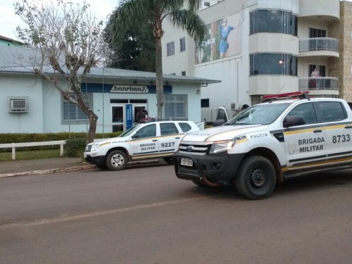 Ir para  <p><big>A ag&ecirc;ncia do Banrisul de Erval Grande foi alvo de ladr&otilde;es na madrugada desta sexta-feira(29). A a&ccedil;&atilde;o come&ccedil;ou por volta de 4h30 e a informa&ccedil;&atilde;o...