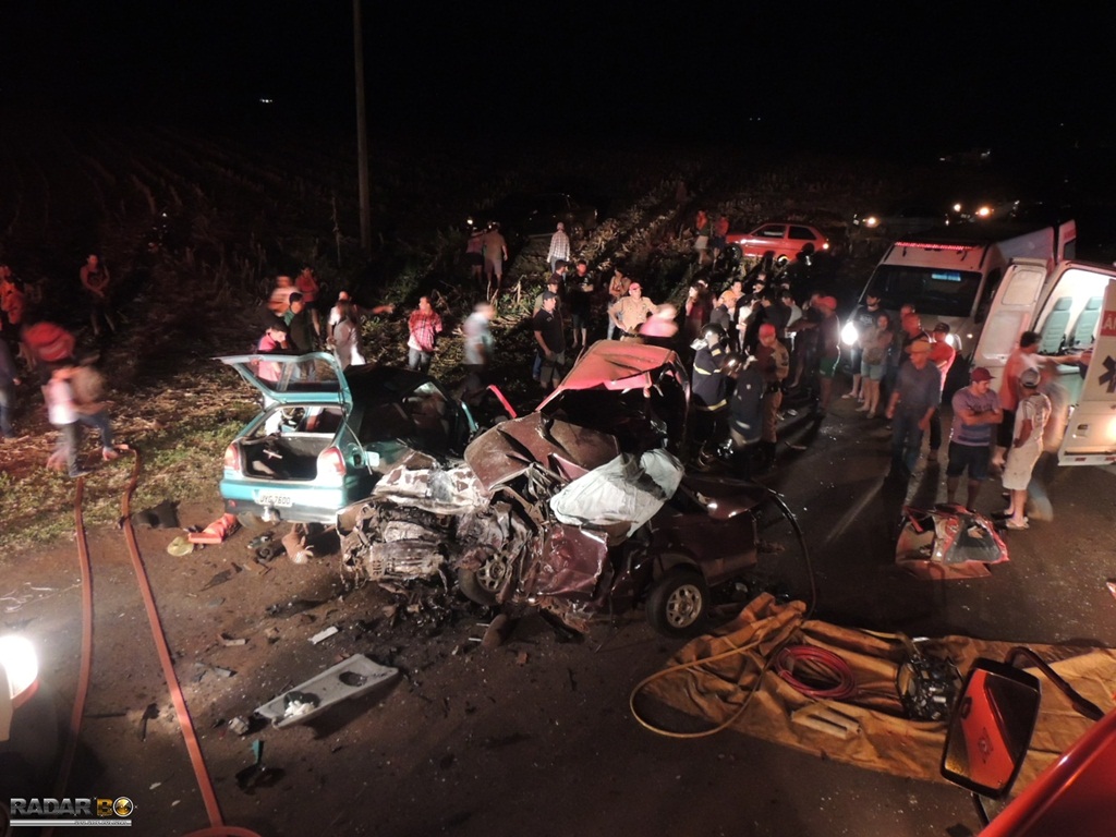 Ir para  <p><big>Nove pessoas, incluindo duas crian&ccedil;as, morreram na hora e duas pessoas seguem internadas com ferimentos graves em um acidente registrado na noite deste s&aacute;bado(6) na PR 486, entre as cidades de Assis...