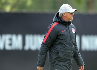 Ir para  <p><big>A terceira passagem de Paulo Roberto Falc&atilde;o no comando do Inter durou apenas cinco jogos &ndash; sem nenhuma vit&oacute;ria. O clube anunciou nesta segunda-feira, em seu site oficial a sa&iacute;da do...