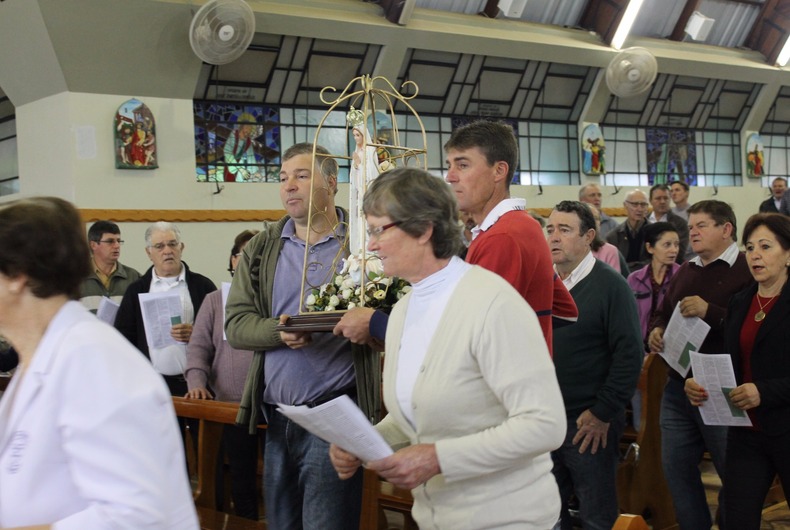 Ir para  <p><big>A imagem de Nossa Senhora Peregrina de F&aacute;tima, chegou ao munic&iacute;pio de Viadutos no domingo (07), para uma missa especial, celebrada pelo padre Waldemar Zapelini, na Igreja Matriz Sagrado...