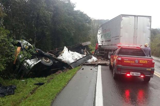 Ir para  <p><br />
<big>Um acidente nesta manh&atilde; envolvendo dois caminh&otilde;es acabou causando a morte de um dos motoristas na ERS 122, em Ant&ocirc;nio Prado, na Serra ga&uacute;cha. Segundo o Comando...