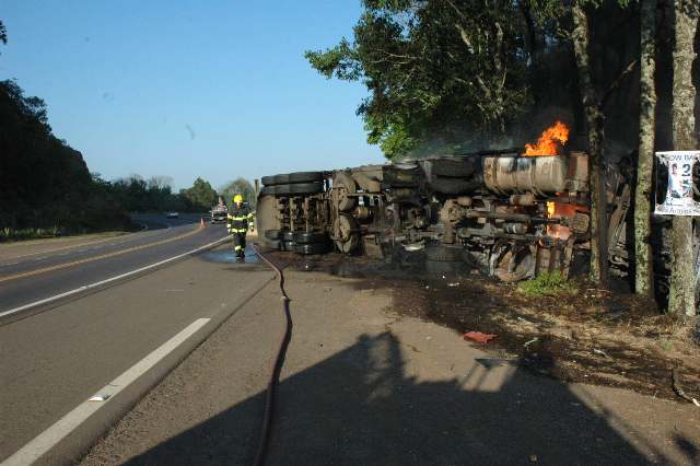 Ir para  <p>Uma carreta com placas de Sert&atilde;o, que trafegava pela BR 153 em sentido a Santa Catarina, tombou na manh&atilde; desta sexta-feira(30), deslizou sobre a pista por mais de 50 metros e pegou...