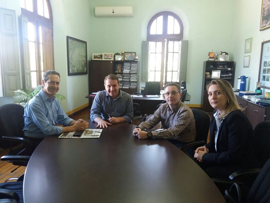 Ir para  <p><big>&nbsp;&nbsp;&nbsp;&nbsp;&nbsp;&nbsp;&nbsp;&nbsp;&nbsp;&nbsp;&nbsp; O Prefeito de Erechim, Paulo Polis, recebeu na &uacute;ltima sexta-feira (4) o vice-presidente da Cooperativa...