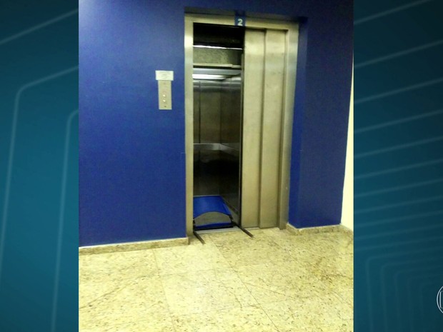 Ir para  <p><big>Duas pessoas ficaram feridas quando um elevador do Hospital Municipal Pedro II, em Santa Cruz, na Zona Oeste, despencou, na noite da &uacute;ltima quarta-feira (9). O elevador caiu do quinto andar e o ascensorista e uma...