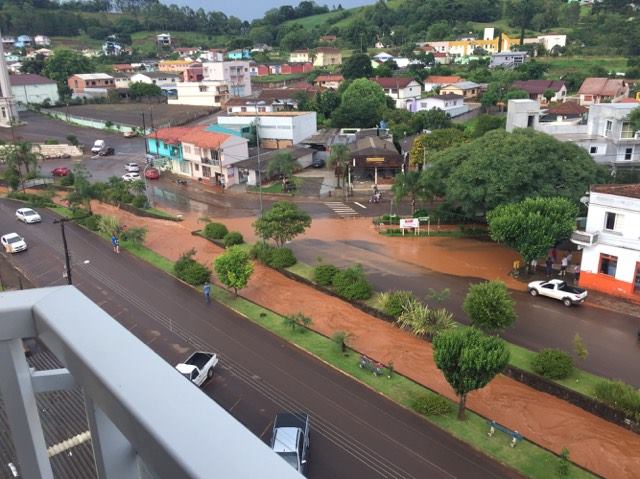 Ir para  <p><big>Moradores de Bar&atilde;o de Cotegipe viveram momentos de preocupa&ccedil;&atilde;o com a chuva na tarde desta segunda-feira(9).&nbsp;</big></p>

<p><big>A...
