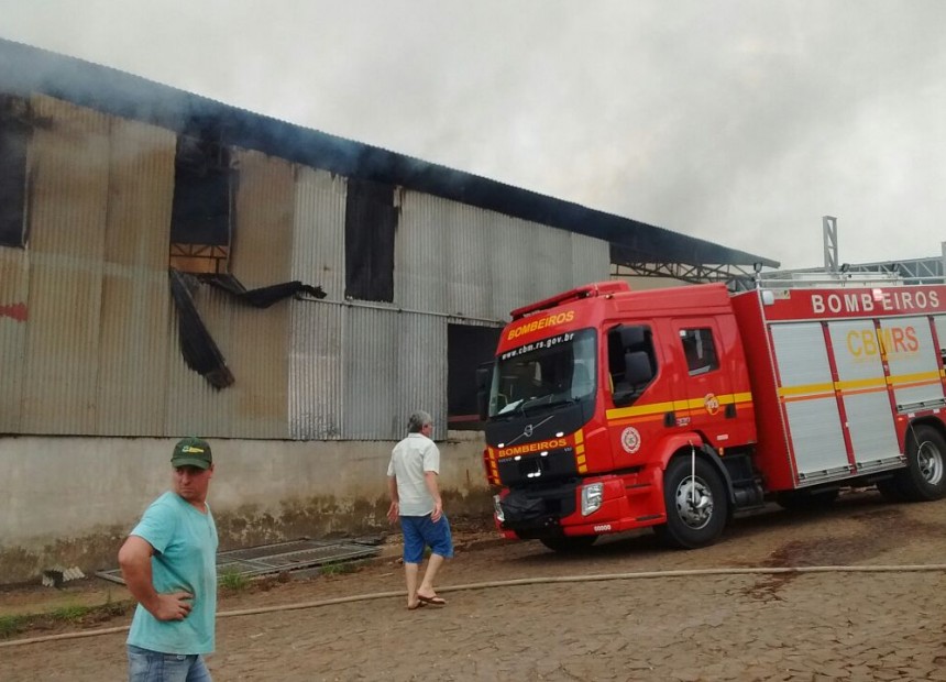 Ir para  <p><big>Tr&ecirc;s caminh&otilde;es de bombeiros, dois de Erechim e um de S&atilde;o Valentim, &nbsp;est&atilde;o sendo usados para combater um inc&ecirc;ndio em uma ervateira de Bar&atilde;o de...