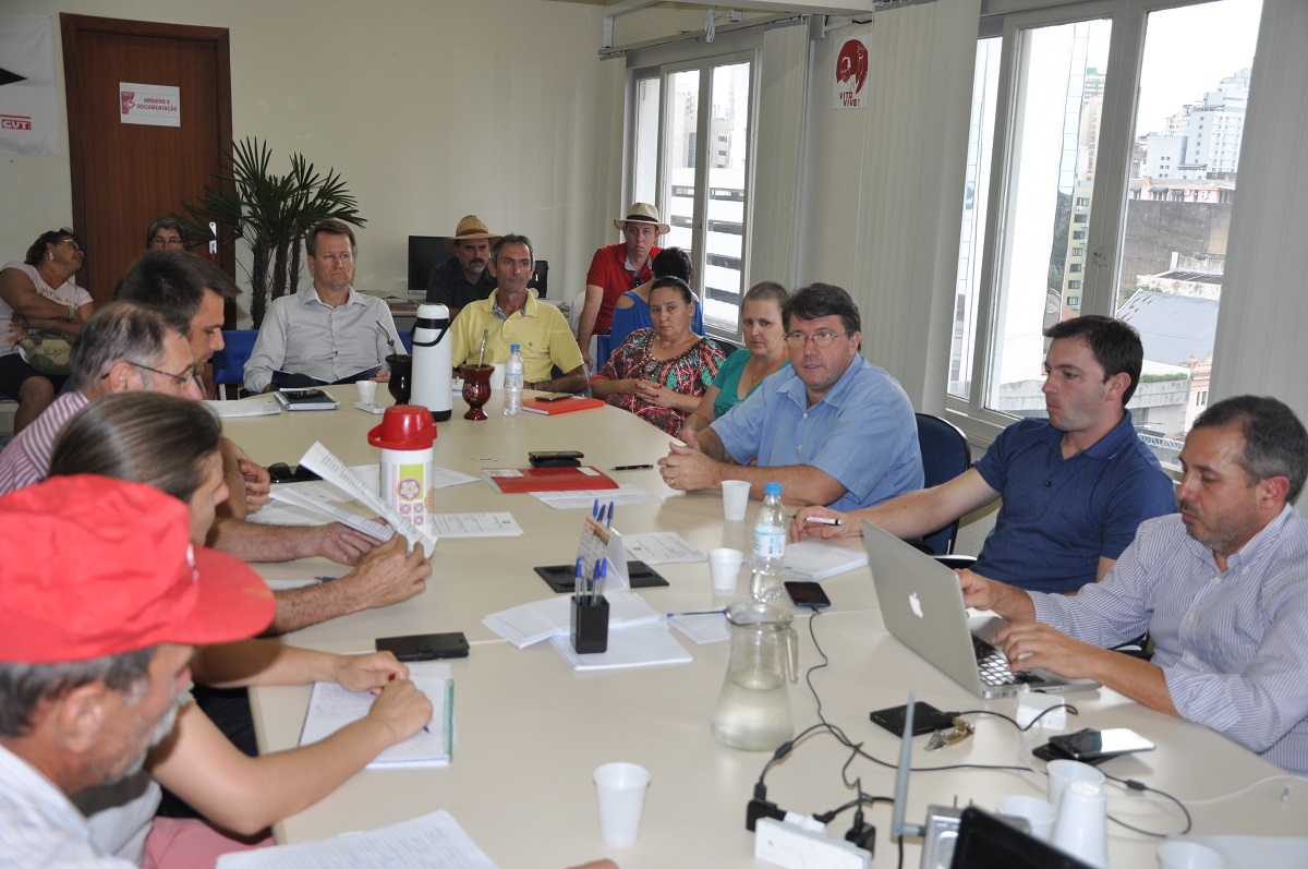 Ir para  <p><big>Presidente da Frente Parlamentar Ga&uacute;cha em Defesa da Previd&ecirc;ncia Social Rural e Urbana, o deputado Altemir Tortelli participou hoje do semin&aacute;rio realizado pela Federa&ccedil;&atilde;o...