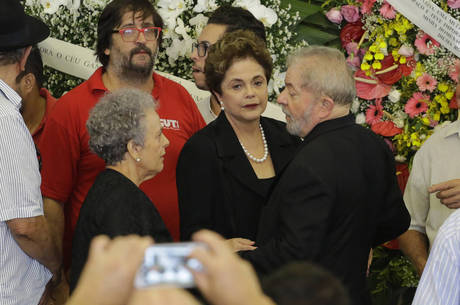 Ir para  <p><big>O vel&oacute;rio da ex-primeira dama Marisa Let&iacute;cia Lula da Silva teve in&iacute;cio por volta das 9h deste s&aacute;bado (4), no Sindicato dos Metal&uacute;rgicos de S&atilde;o Bernardo do Campo...
