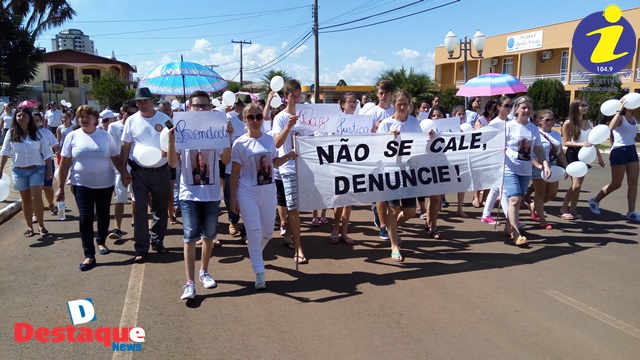 Ir para  <p><big>&nbsp; &nbsp; &nbsp; &nbsp; &nbsp; Neste s&aacute;bado (04) aproximadamente 250 pessoas vestidos de camisetas brancas, munidos de cartazes, faixas e bal&otilde;es brancos,...