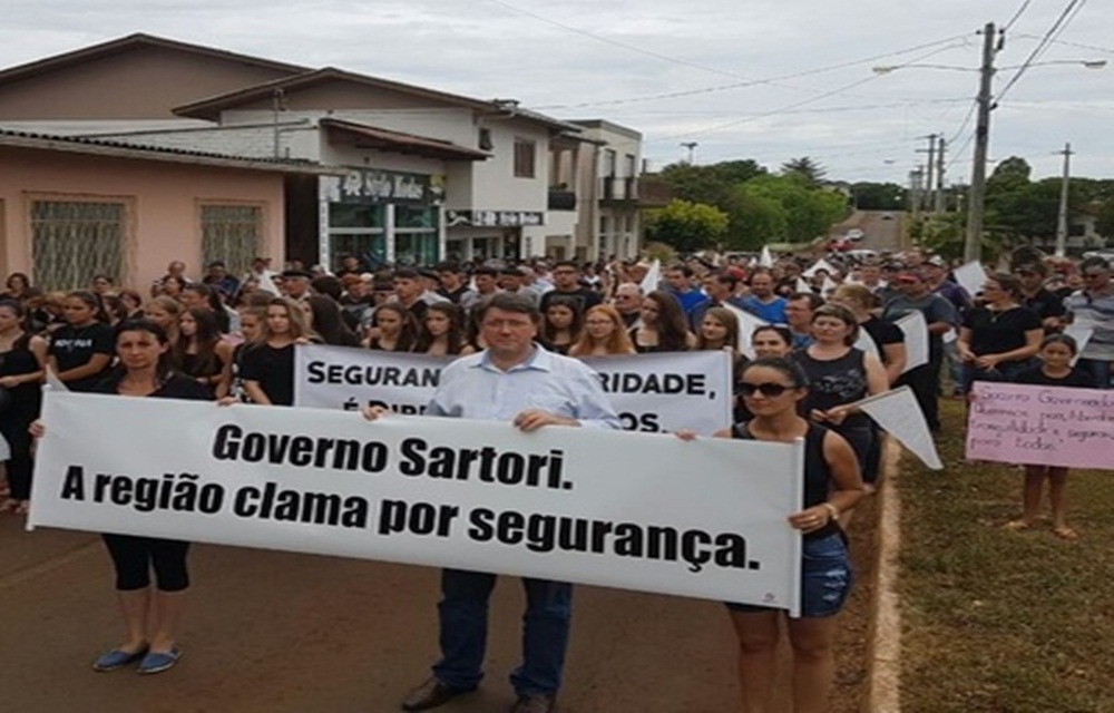 Ir para  <p>A popula&ccedil;&atilde;o de Maximiliano de Almeida, no Nordeste do Rio Grande do Sul, realizou manifesta&ccedil;&atilde;o na tarde desta sexta-feira (10) para reivindicar mais seguran&ccedil;a para a...