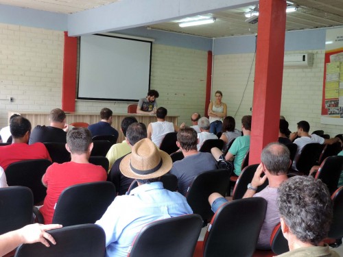 Ir para  <p><big>Parte dos 190 trabalhadores demitidos em outubro do ano passado pela Intecnial de Erechim se reuniu nesta sexta- feira, 17, com&nbsp; a dire&ccedil;&atilde;o do Sindicato dos Metal&uacute;rgicos para discutir...