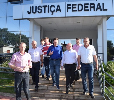Ir para  <p><big>Um grupo de prefeitos do Alto Uruguai foi a Justi&ccedil;a Federal nesta ter&ccedil;a-feira para expor a preocupa&ccedil;&atilde;o da popula&ccedil;&atilde;o regional diante de uma poss&iacute;vel...