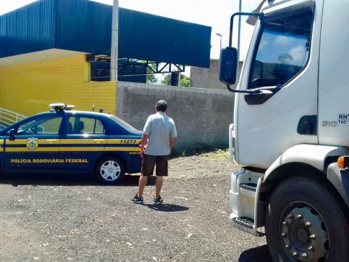 Ir para  <p><big>A PRF prendeu o motorista de uma carreta com dimens&otilde;es excedentes que utilizava CNH falsa, na manh&atilde; deste domingo(26), na BR 153 em...