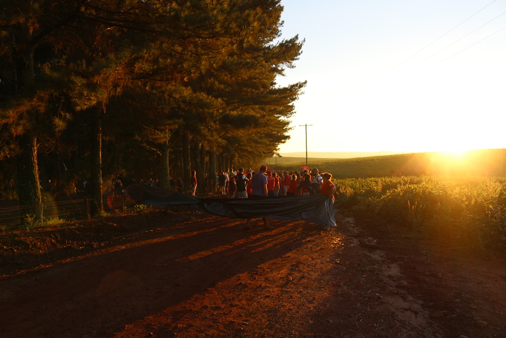 Ir para  <p><big>Cerca de 300 jovens ligados ao Movimento dos Trabalhadores Rurais Sem Terra (MST) e ao Movimento dos Pequenos Agricultores (MPA) ocuparam na manh&atilde; deste domingo (26) a fazenda Mattei, localizada na comunidade...