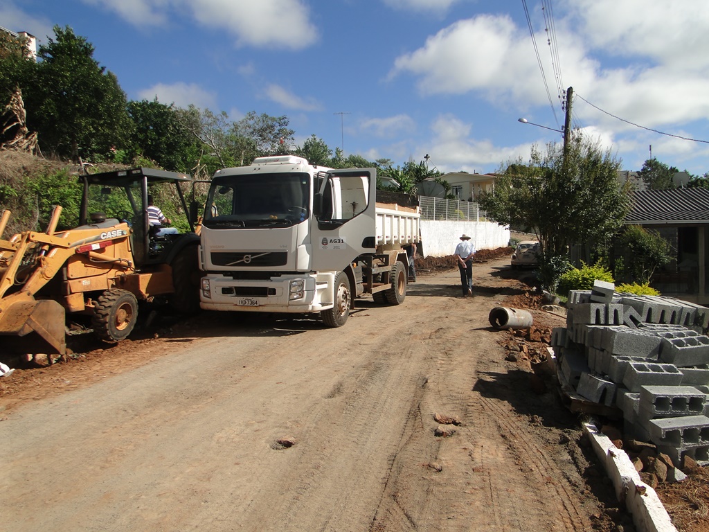 Ir para  <p><big>O Prefeito Municipal Leandro Puton esteve acompanhando na &uacute;ltima segunda-feira (20), o inicio das obras de pavimenta&ccedil;&atilde;o asf&aacute;ltica na Rua Artur Bernardes, parte da Rua Getulio Vargas...
