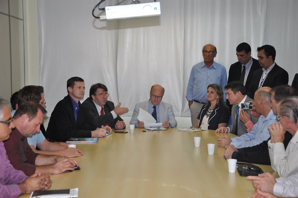 Ir para  <p><big>O deputado estadual Altemir Tortelli participou, nesta ter&ccedil;a-feira (21), da reuni&atilde;o entre prefeitos e representantes da Associa&ccedil;&atilde;o dos Munic&iacute;pios do Nordeste Rio-grandense...