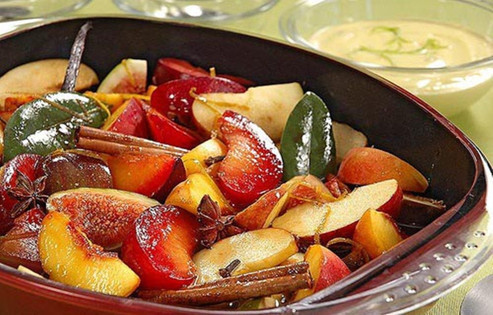 Ir para  <p>3 ma&ccedil;&atilde;s cortadas em 6 partes;</p>

<p>3 Bananas grandes picadas em 6 peda&ccedil;os;</p>

<p>Uvas passas opcional;</p>

<p>1 caixinha de creme de...