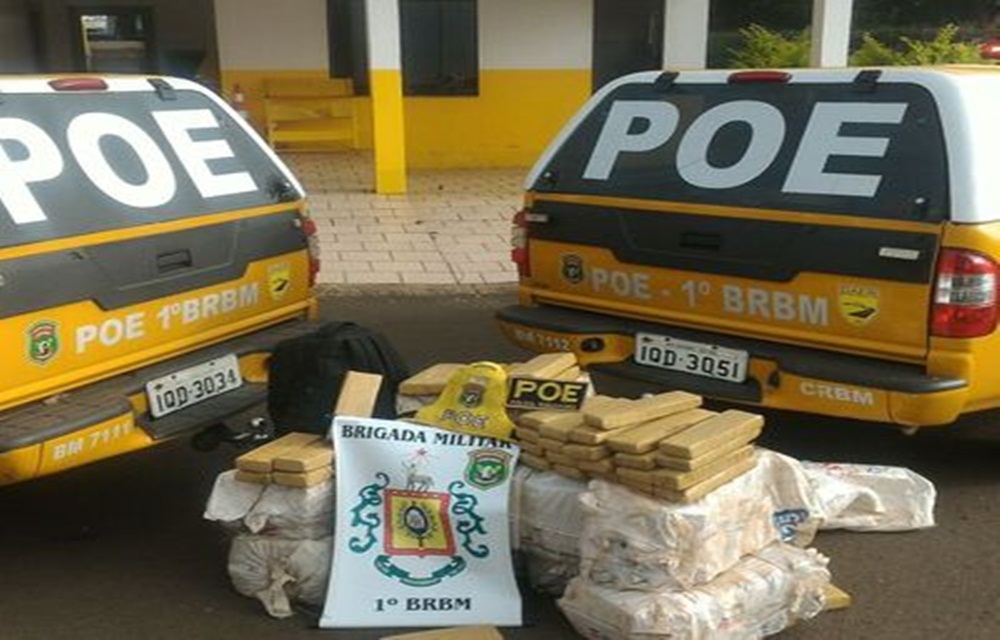 Ir para  <p>Uma a&ccedil;&atilde;o conjunta entre policiais do Comando Rodovi&aacute;rio de Nonoai e da Brigada Militar, prenderam na madrugada desta sexta-feira (24), cinco homens e apreendeu 250 quilos de maconha, que estavam sendo...