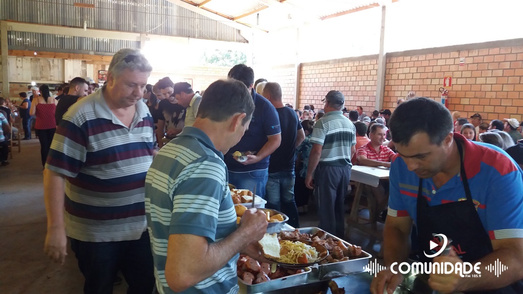 Ir para  <p>A comunidade da Linha Whashington Luiz realizou, no &uacute;ltimo s&aacute;bado, a 13&ordf; edi&ccedil;&atilde;o da Festa do Cabrito. O evento, &uacute;nico na regi&atilde;o, foi novamente um sucesso e contou...