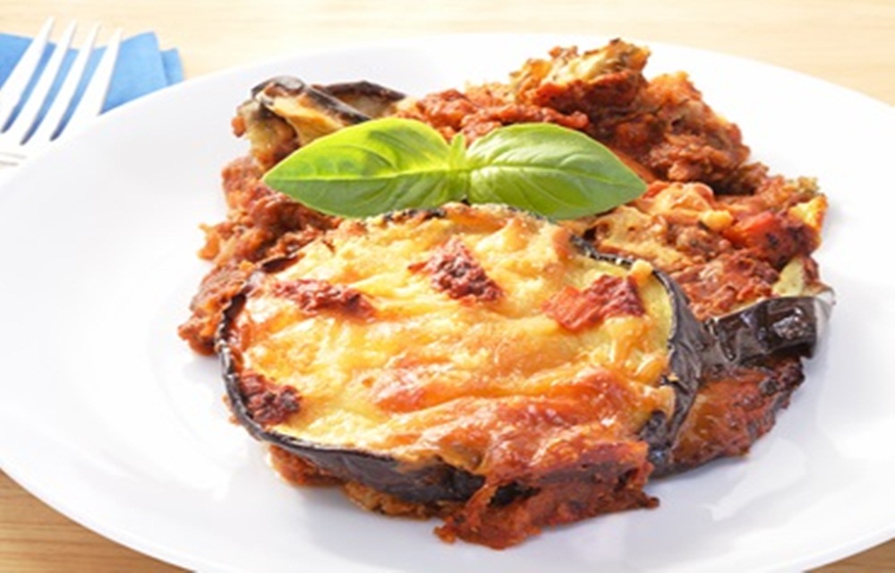 Ir para  <ul>
	<li>3 berinjelas;</li>
	<li>500 g de carne mo&iacute;da;</li>
	<li>200 g de mussarela ralada;</li>
	<li>sal e or&eacute;gano a gosto;</li>
	<li>Corte as berinjelas ao...