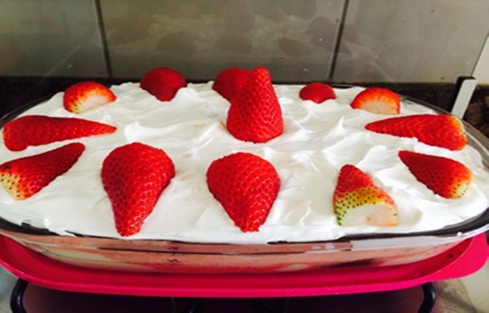 Ir para  <ul>
	<li>1 receita de bolo de chocolate;</li>
	<li>1 lata de leite condensado;</li>
	<li>1 caixinha de creme de leite;</li>
	<li>1 barra de chocolate branco;</li>
	<li>2...
