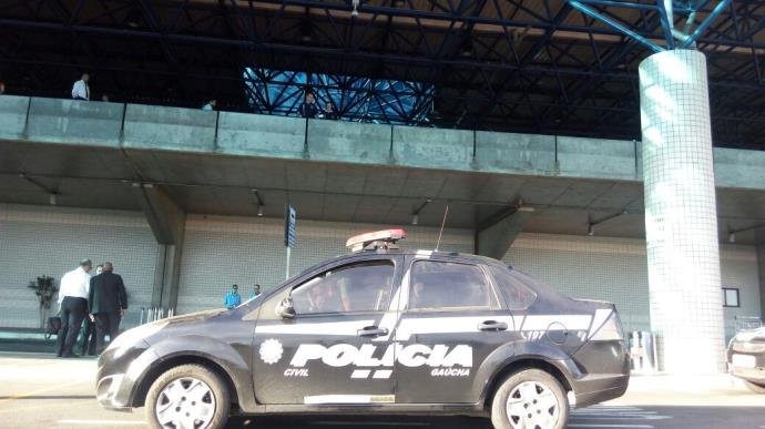 Ir para  <p><big>Um homem morreu e uma mulher ficou ferida ao ca&iacute;rem, na manh&atilde; desta segunda-feira, da &aacute;rea externa de embarque do Aeroporto Internacional Salgado Filho, em Porto Alegre. Os dois, que...