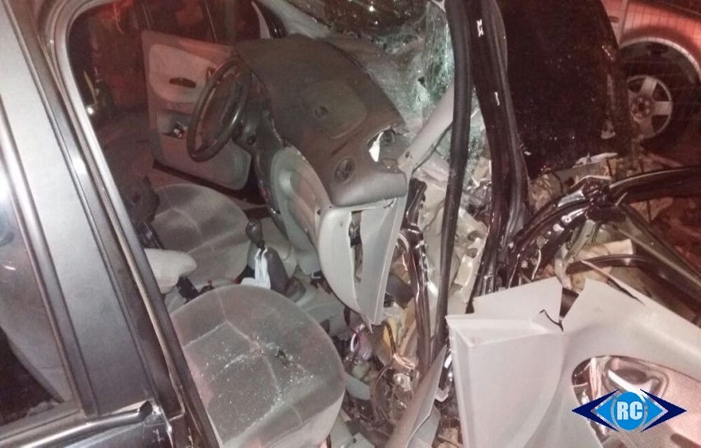 Ir para  <p>Uma mulher de 62 anos faleceu no in&iacute;cio da noite deste domingo, dia 02, ap&oacute;s o ve&iacute;culo em que estava como carona chocar-se contra o pilar de uma edifica&ccedil;&atilde;o na Rua Clementina Caldart,...