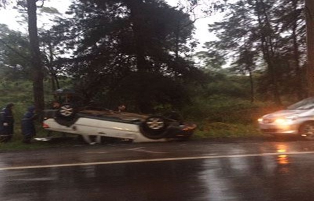 Ir para  <p>Um autom&oacute;vel com placas de Ernestina capotou por volta de 7h desta quarta-feira (5), na RS 135, em Erechim. O acidente aconteceu pr&oacute;ximo ao bairro Peccin. De acordo com populares, o motorista teria aquaplanado na...